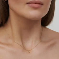 Julie Sandlau – Purity anheng i 14k gult gull med 0,03ct TW diamant
