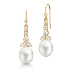 Julie Sandlau – Treasure Chandelier White Pearl – Ørepynt i 22k forgylt sølv med ferskvannsperler