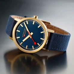 Mondaine – Classic gullfarget stål / Blå 40 mm