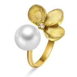 NC Christophersen – Blomst åpen ring i 14k gult gull med diamant og ferskvannsperle