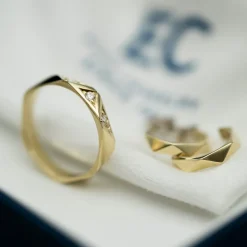 NC Christophersen – Fasettring i gult gull med diamanter – 0,06 ct TW/SI