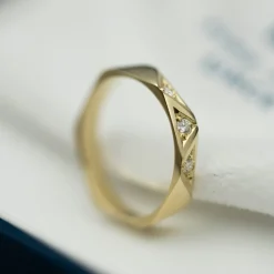 NC Christophersen – Fasettring i gult gull med diamanter – 0,06 ct TW/SI