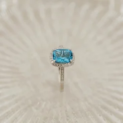 NC Christophersen – Ring i hvitt gull med Blue Topaz og diamanter