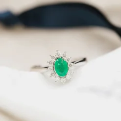 NC Christophersen – Ring i hvitt gull med Smaragd og diamanter