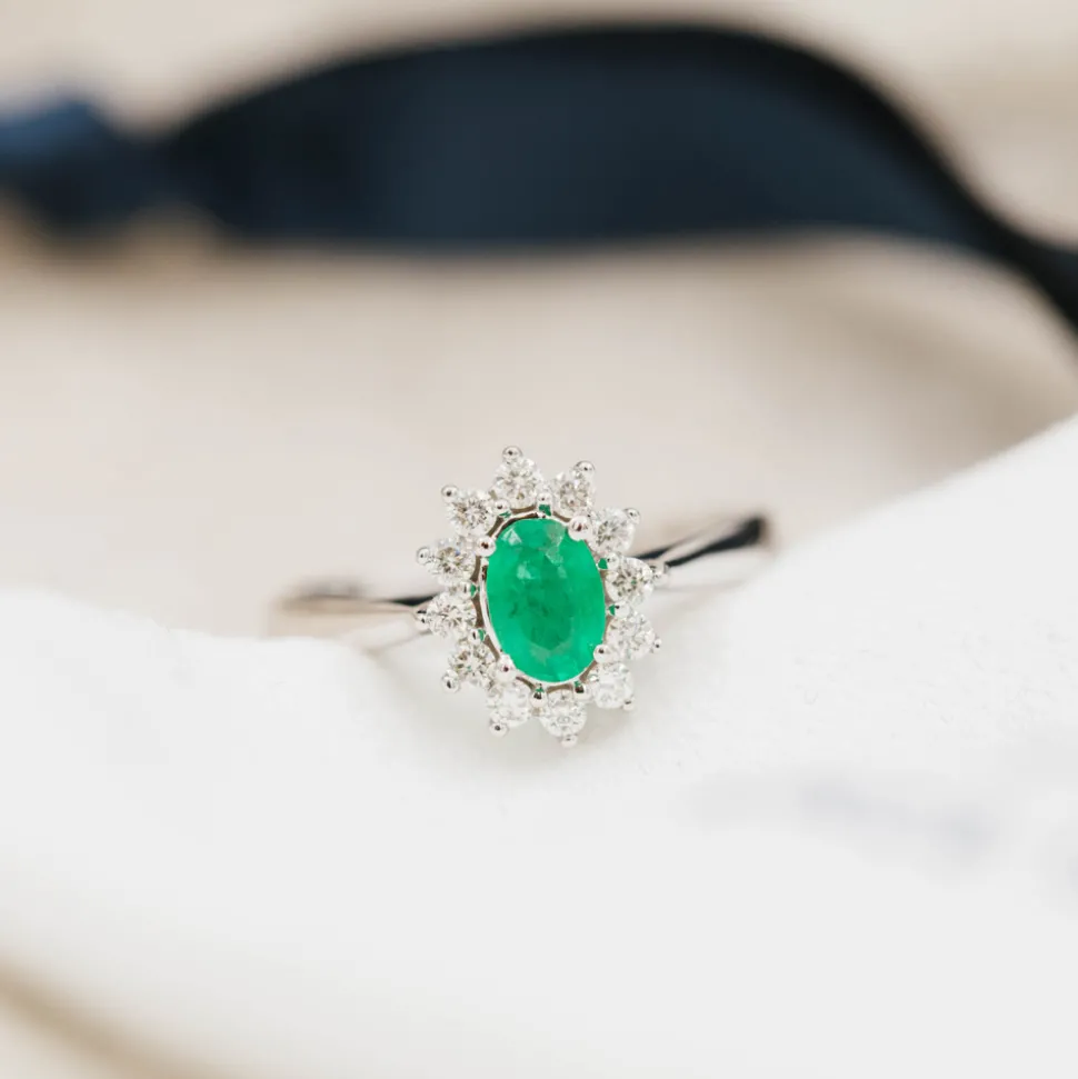 NC Christophersen – Ring i hvitt gull med Smaragd og diamanter