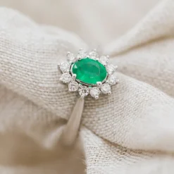 NC Christophersen – Ring i hvitt gull med Smaragd og diamanter