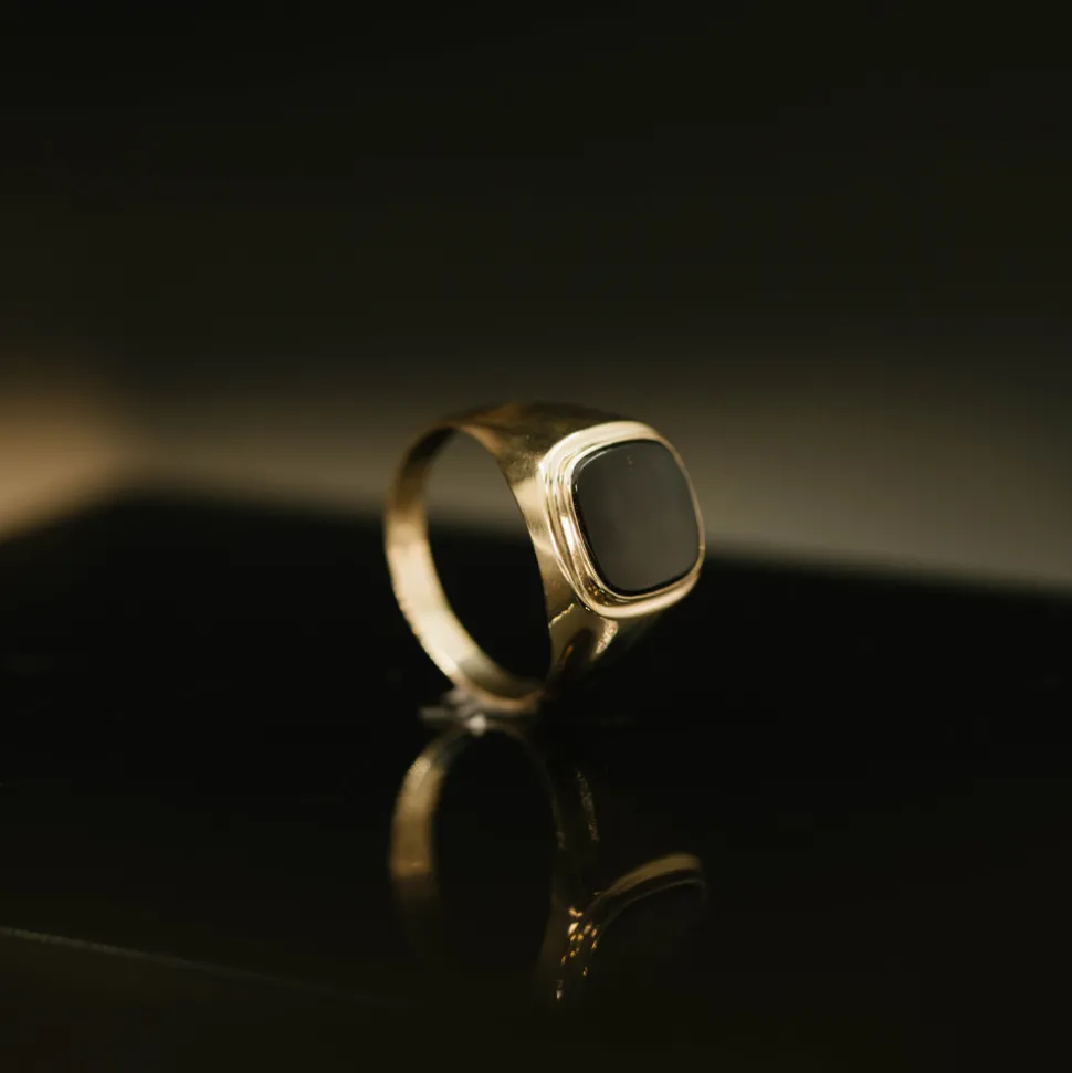 NC Christophersen – Ring i gult gull – Onyx