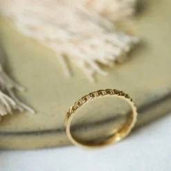 NC Christophersen – Ring i gult gull med «panserlenke» mønster