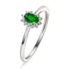 NC Christophersen – Rosettring i hvitt gull med smaragd og diamanter, 04 ct
