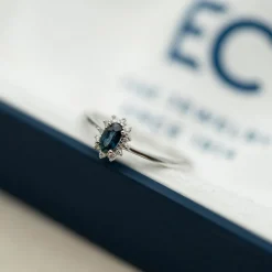 NC Christophersen – Rosettring i hvitt gull med safir og diamanter, 04 ct
