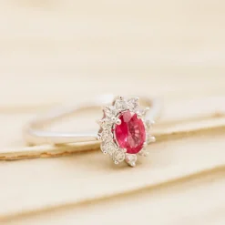 NC Christophersen – Rosettring i hvitt gull med rubin og diamanter, 0,24 ct