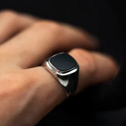 NC Christophersen – Signetring i hvitt gull med svart onyx