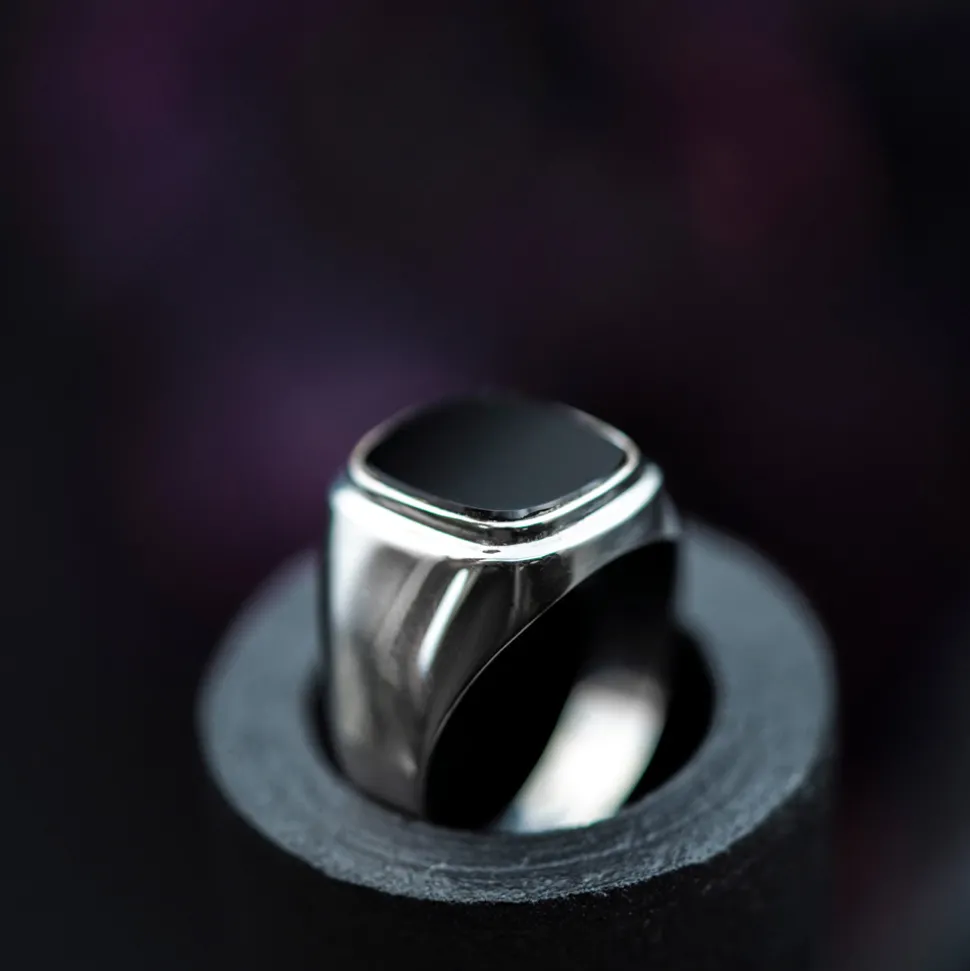 NC Christophersen – Signetring i hvitt gull med svart onyx