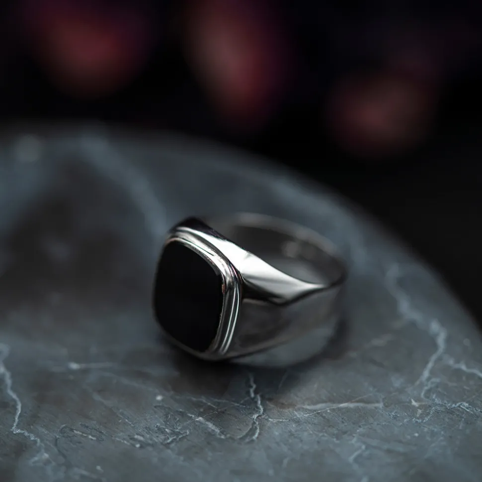 NC Christophersen – Signetring i hvitt gull med svart onyx
