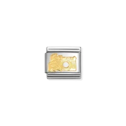 Nomination – COMPOSABLE Classic TECH in stainless steel with 18k gold (17_Camera with hand)