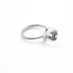 Noën – Dolce medium ring i 925 sølv med bergkrystall
