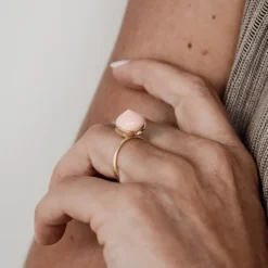 Noën – Dolce ring i forgyldt sølv med rosa korall – Medium