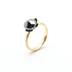 Noën – Dolce ring liten i forgylt 925 sølv, hematitt