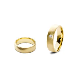 Noën – Giftering i økologisk matt 14k gult gull med diamant – Selges enkeltvis!