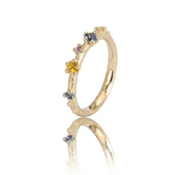 Noën – Shine ring i matt gult gull med blå, rosa og gule safirer