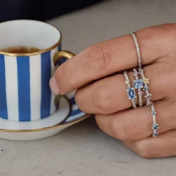 Noën – Shine ring med blå safirer – Økologisk gull