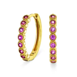 Nora Mørk by Gulldia – Øreringer i forgylt sølv med ruby zirkonia 18 mm