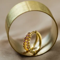 Nora Mørk by Gulldia – Øreringer i forgylt sølv med ruby zirkonia 20 mm