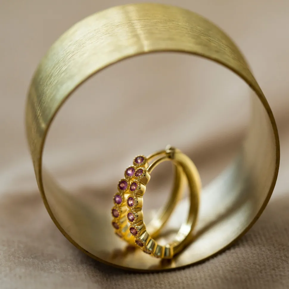Nora Mørk by Gulldia – Øreringer i forgylt sølv med ruby zirkonia 20 mm