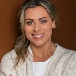 Nora Mørk by Gulldia – Øreringer i forgylt sølv – sort zirkonia