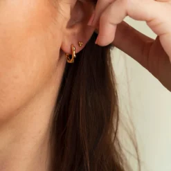 Nora Mørk by Gulldia – Øreringer i forgylt sølv med zirkonia – 14 mm