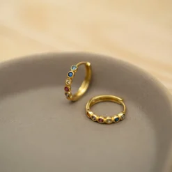 Nora Mørk by Gulldia – Øreringer i forgylt sølv med fargede zirkoniaer – 15 mm