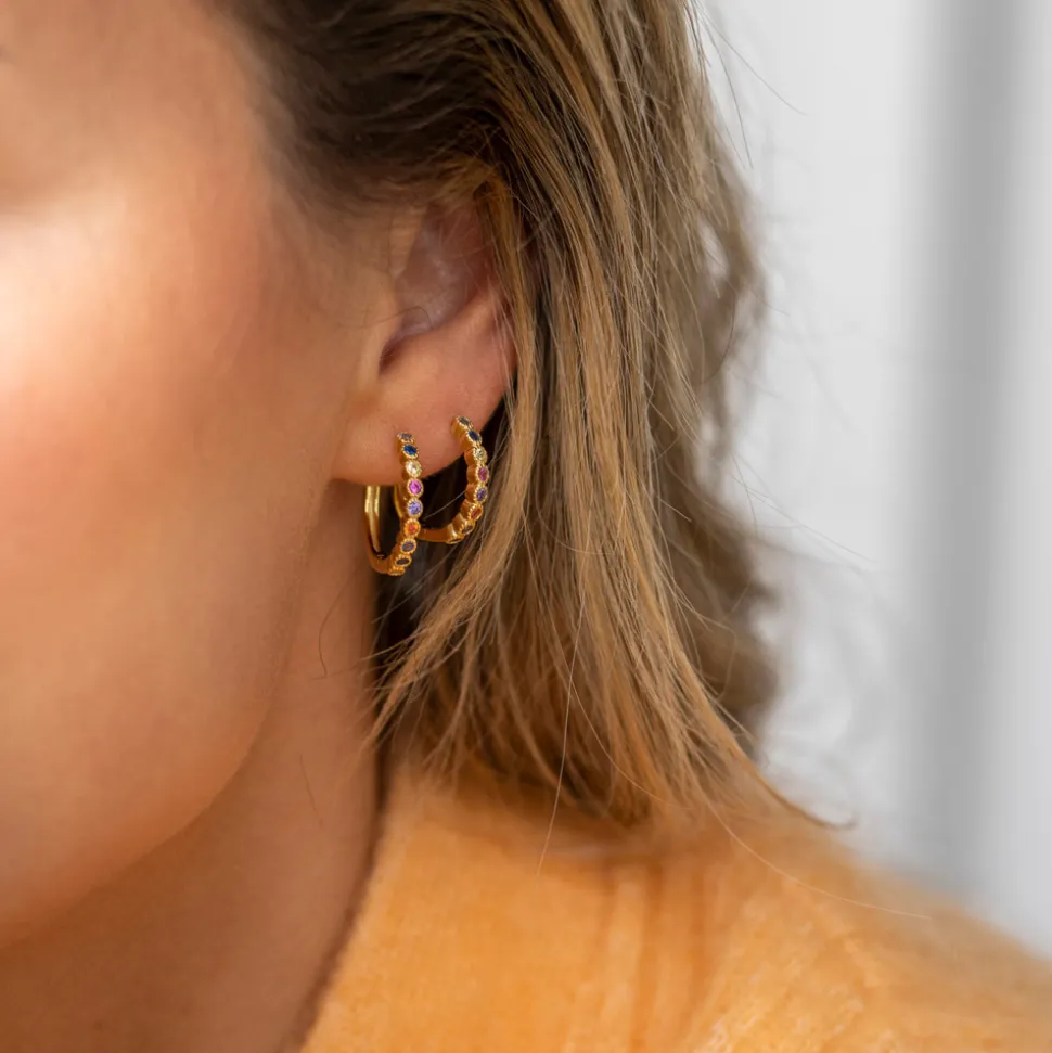 Nora Mørk by Gulldia – Øreringer i forgylt sølv med multi zirkonia 18 mm