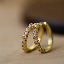 Nora Mørk by Gulldia – Øreringer i forgylt sølv med ruby zirkonia 18 mm