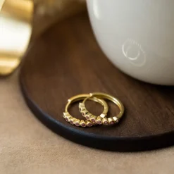 Nora Mørk by Gulldia – Øreringer i forgylt sølv med ruby zirkonia 20 mm
