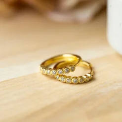 Nora Mørk by Gulldia – Øreringer i forgylt sølv med blank zirkonia -18 mm