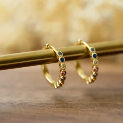Nora Mørk by Gulldia – Øreringer i forgylt sølv med multi zirkonia 18 mm