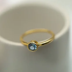 Nora Mørk by Gulldia – Ring i forgylt sølv med blå zirkonia