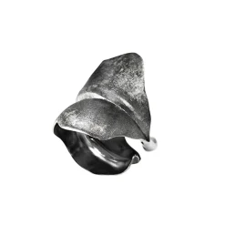 OLE LYNGGAARD COPENHAGEN – Leaves large ring i oksidert sølv