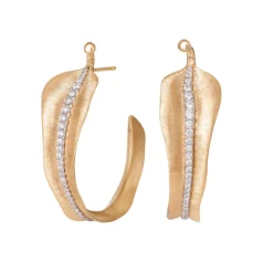 OLE LYNGGAARD COPENHAGEN – Leaves creoler i gult gull med 0,83 ct diamanter