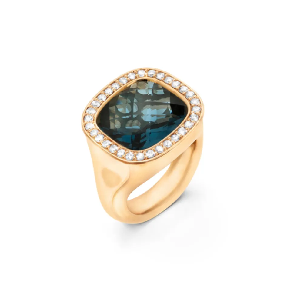 OLE LYNGGAARD COPENHAGEN – Cushion ring i gult gull med 0,30 ct diamanter og londonblå topas