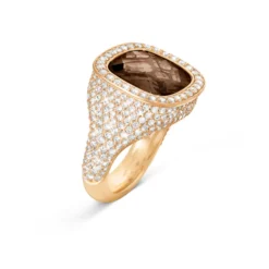 OLE LYNGGAARD COPENHAGEN – Cushion ring i gult gull med 2,14 ct diamanter og røykkvarts