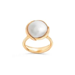 OLE LYNGGAARD COPENHAGEN – Lotus ring stor i gult gull med sydhavsperle