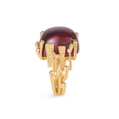 OLE LYNGGAARD COPENHAGEN – BoHo – Ring Stor – 18k gult gull med mørk cerise turmalin og 0,06 ct diamanter