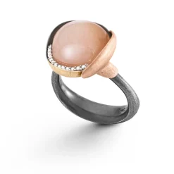OLE LYNGGAARD COPENHAGEN – Lotus ring nr 3 i oksidert sølv med gull, 13 diamanter og blush månesten
