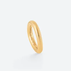 OLE LYNGGAARD COPENHAGEN – Celebration ring i 18k teksturert gult gull