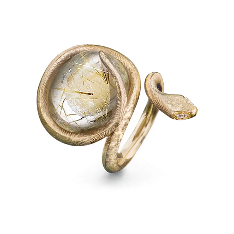 OLE LYNGGAARD COPENHAGEN – Snakes medium ring i gult gull med 0,02 ct diamanter og rutilkvarts