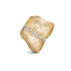 OLE LYNGGAARD COPENHAGEN – Leaves large ring i gult gull med 0,45 ct diamanter
