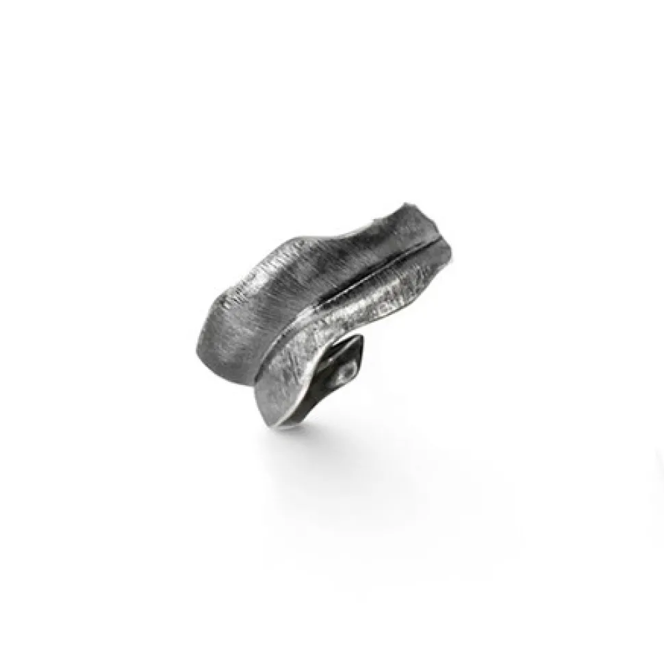 OLE LYNGGAARD COPENHAGEN – Leaves medium ring i oksidert sølv
