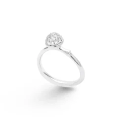 OLE LYNGGAARD COPENHAGEN – Lotus liten ring i hvitt gull pavert med 0,196 ct diamanter