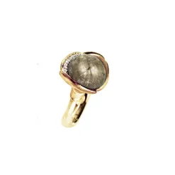 OLE LYNGGAARD COPENHAGEN – Lotus ring nr 3 i gult gull med 13 diamanter og rutilkvarts